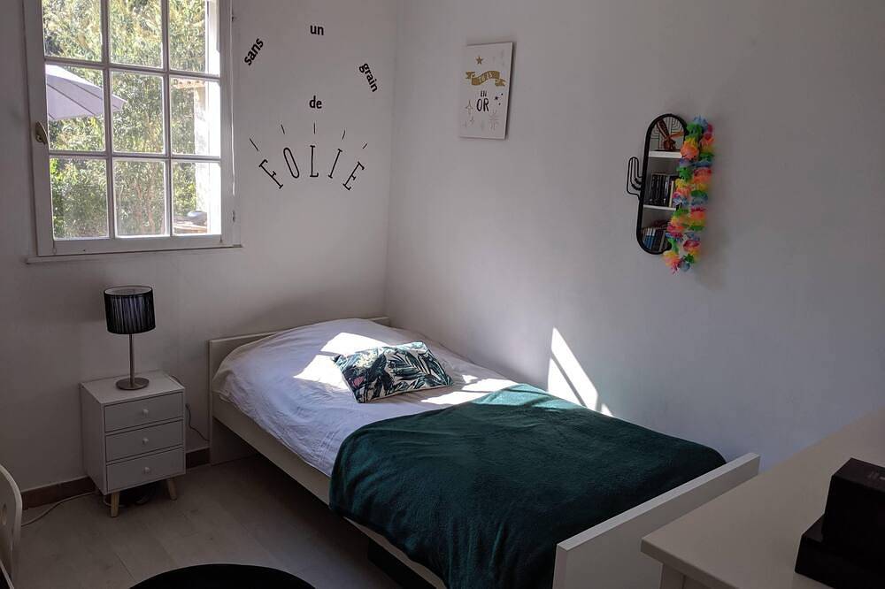 Villa Ecke des Paradieshauses mit Pool in Villelaure, Regionaler Naturpark Luberon