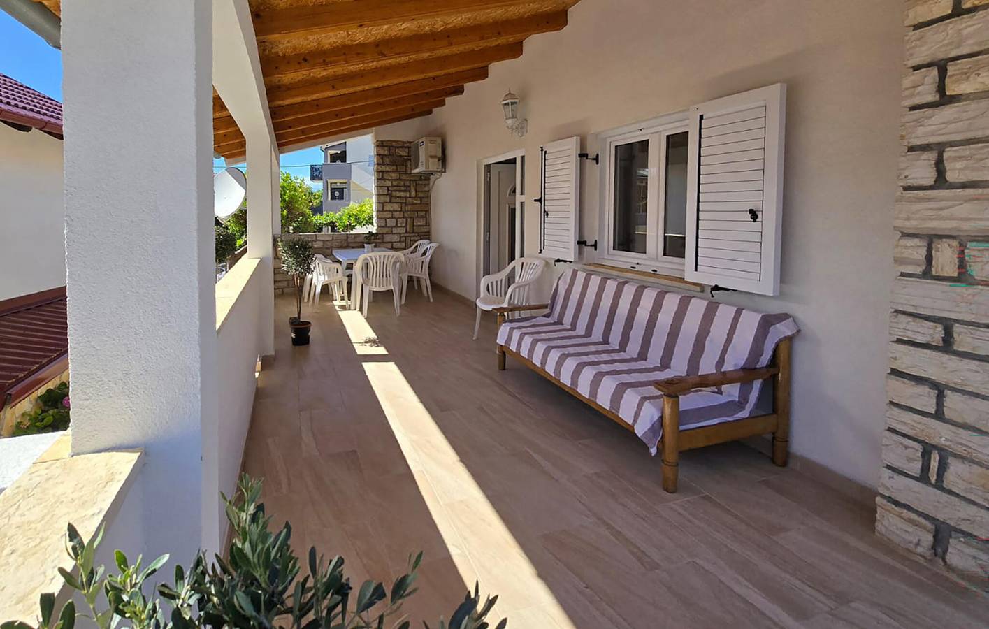 Gemütliche 1-Zimmer-Wohnung mit WLAN, Terrasse und Parkplatz in Küstennähe in Donji Karin, Zadar