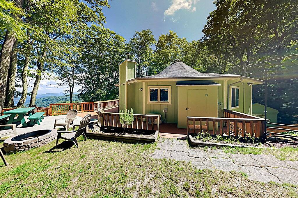 Mountain- & lake-view home with wraparound deck, firepit, & W/D - near dining in Blue Ridge Parkway, Cataloochee Valley