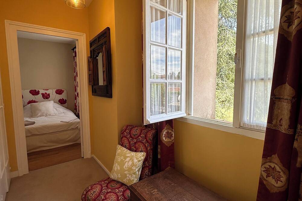 Quaint Gatehouse in Niort - Close To Town Center in Niort, Niort region