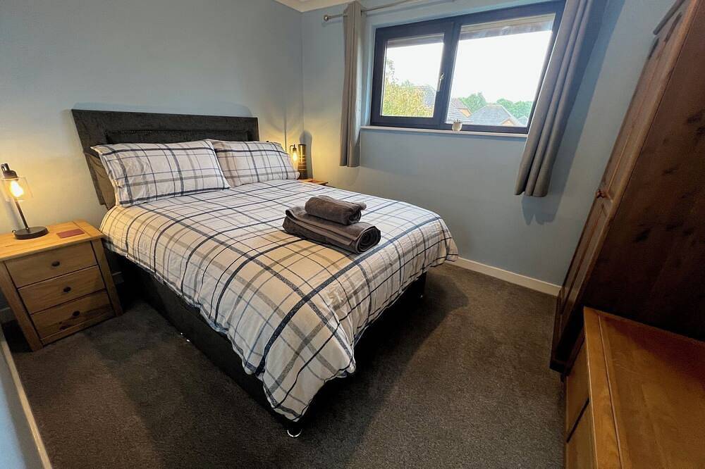 Central Mk 2Br Comfy Home, Wifi & Driveway – Corporate Ready | Webbhill Stays in Milton Keynes, South East England