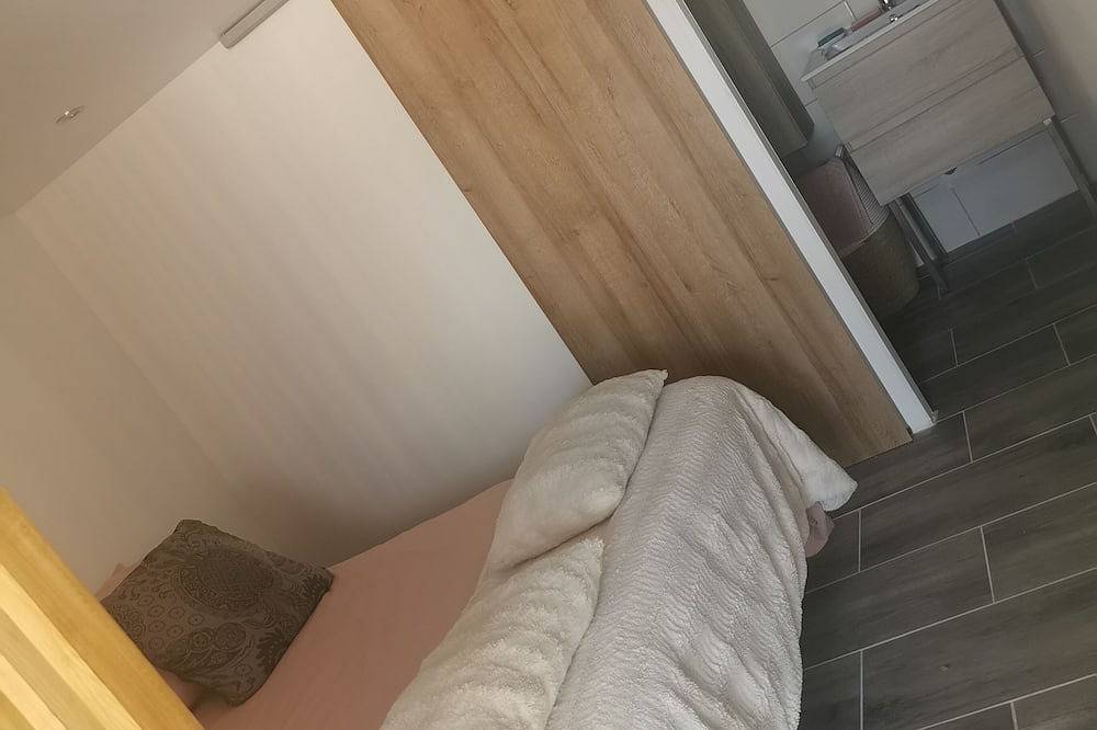 Entire apartment, Small Apartment With Mezzanine Costiere De Nimes in Aubord, Nimes region