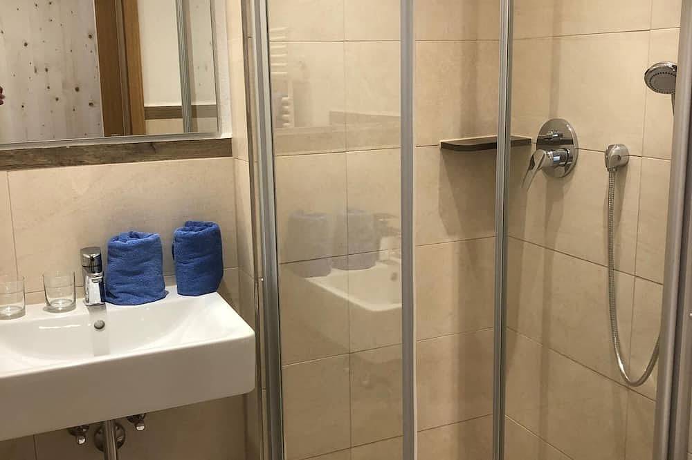 Ganze Wohnung, Ferienwohnung mit Biergartenblick, Dusche, Wc und Balkon in Staudach-Egerndach, Bayerische Alpen