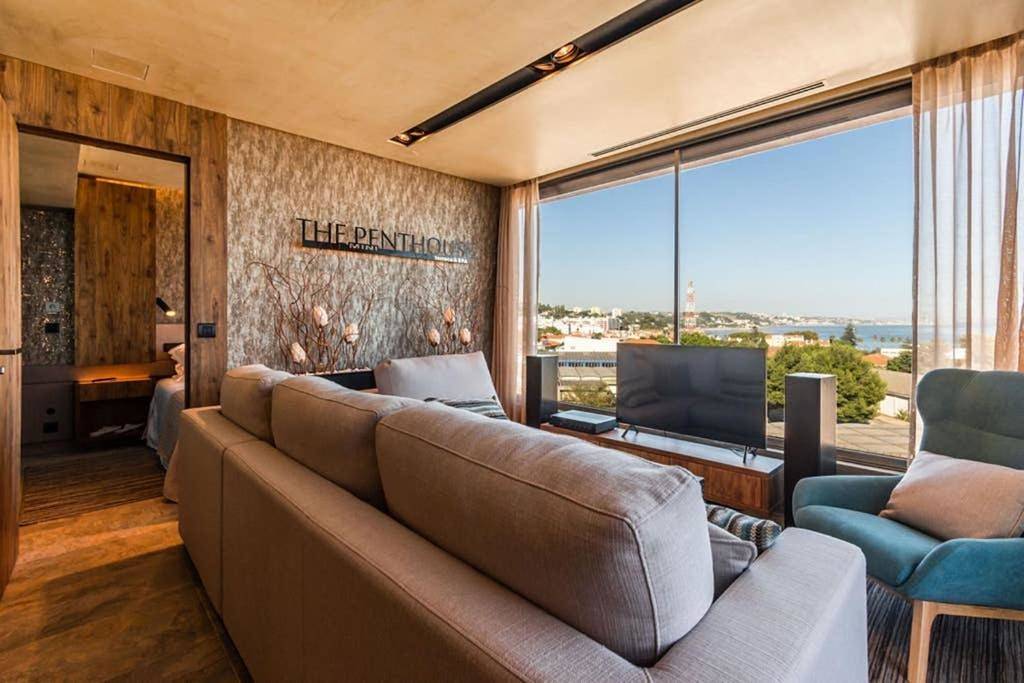 Apartamento inteiro, The minipenthouse terrace & Spa in Paço de Arcos, Costa de Lisboa