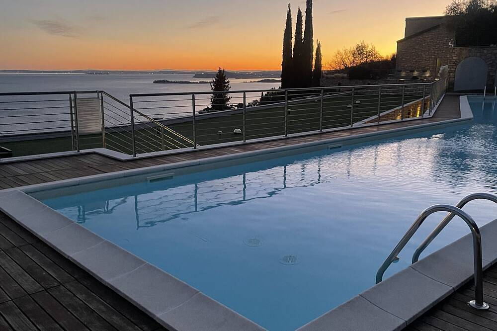 Ganze Wohnung, Deluxe Sunrise Sky Terrace, Designapartment & Fantastic Lake View M1 in Toscolano-Maderno, Gardasee-Berge