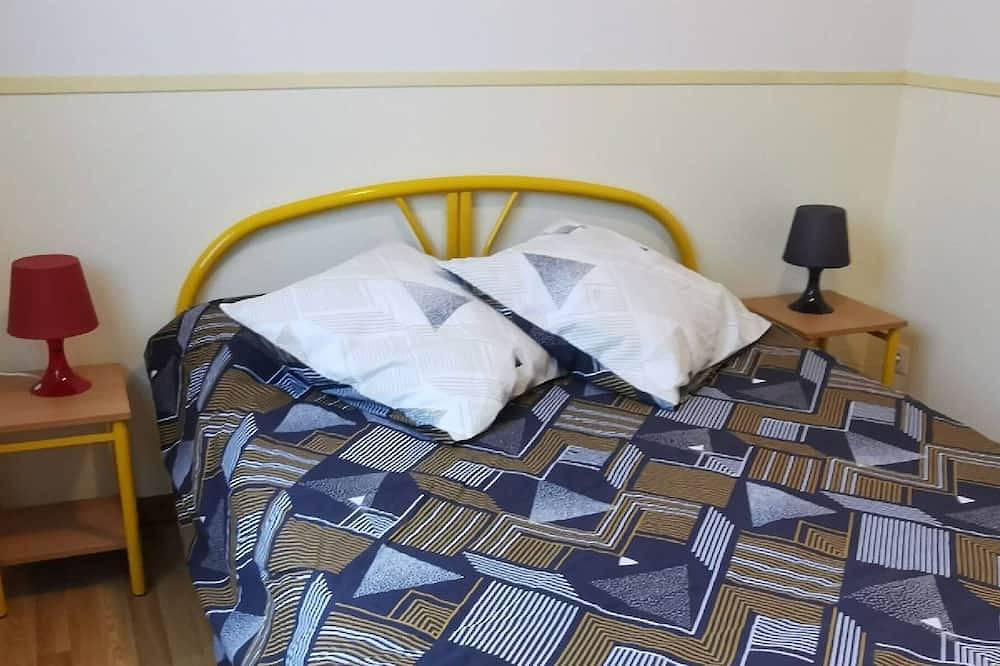 Comfortable individual lodgings in a natural setting. in Gouville-sur-Mer, Coutances
