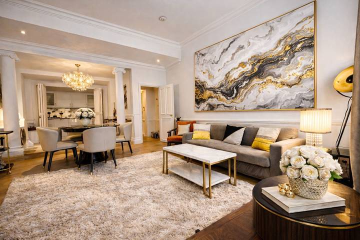 Vacation rental for 8 people, with balcony and yard, kid friendly in Knightsbridge