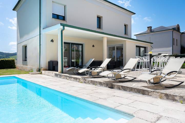 Casa de vacaciones para 10 personas, con piscina y jardín, Familias con niños en Piélagos