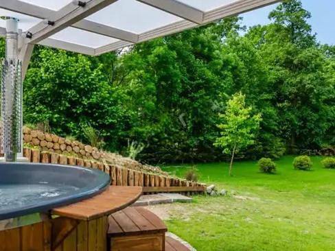 Domek letniskowy dla 8 osób, z ogród i jacuzzi oraz sauna w 