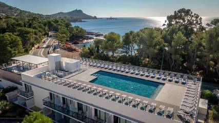 Hôtel pour 2 personnes, avec piscine ainsi que terrasse et jardin, animaux acceptés dans Plage de Boulouris