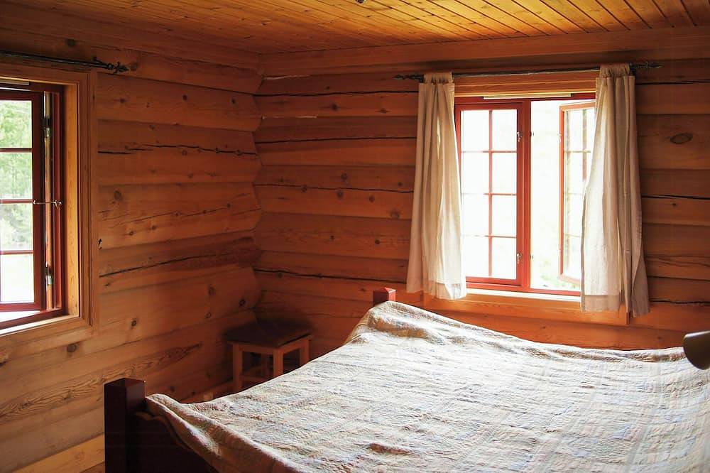 Cabin with wooden interior by Lake Tinnsjøen in Tinn