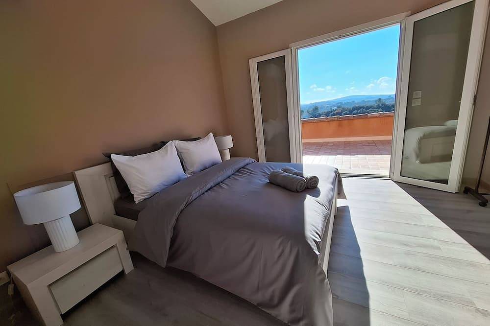 Stunning Villa de la Colline overlooking the valley in Flassans-sur-Issole, Brignoles region