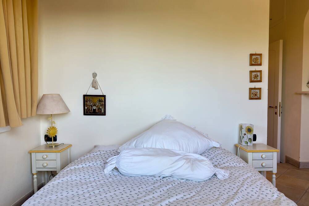 Charming 5-Bedroom Villa with Sea View, Garden & Pool – Côte d’Azur Escape in Châteauneuf-Grasse, Cannes region