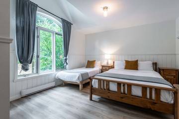 Chalet for 11 Guests in Lac-Supérieur, Quebec, Picture 4