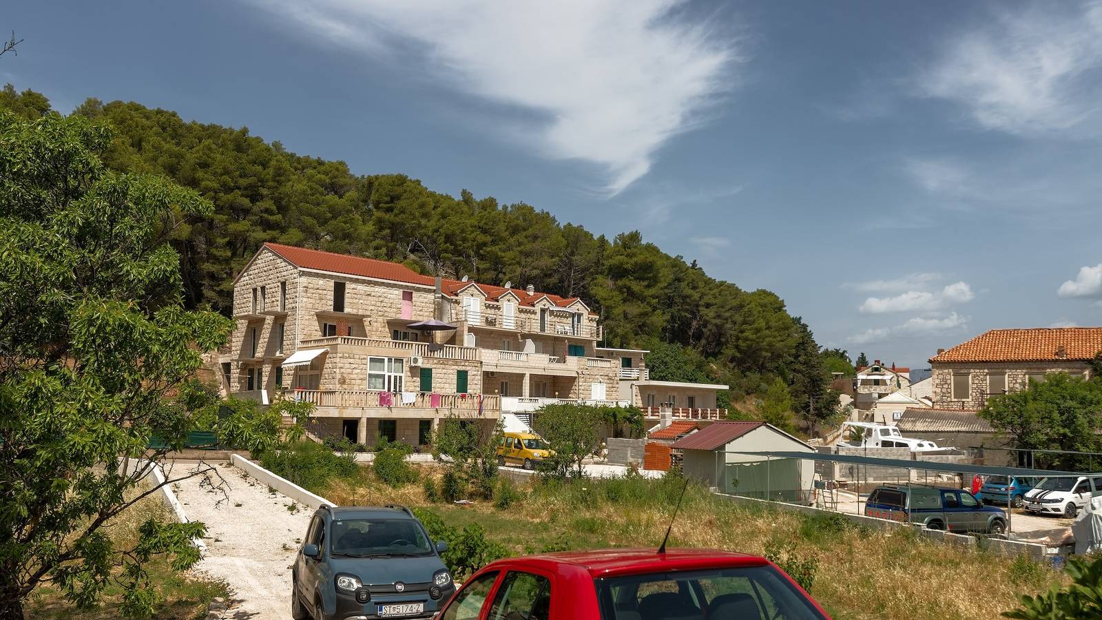 Ganze Wohnung, 2-Zimmer-Ferienwohnung mit Terrasse und Meerblick Povlja (Brac) A-12352-a in Povlja, Brac