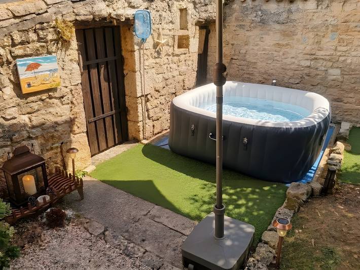 Casa vacanze 'Maison Le Puits Du Bonheur' con giardino privato, stufe a legna, Wi-Fi e A/C.
