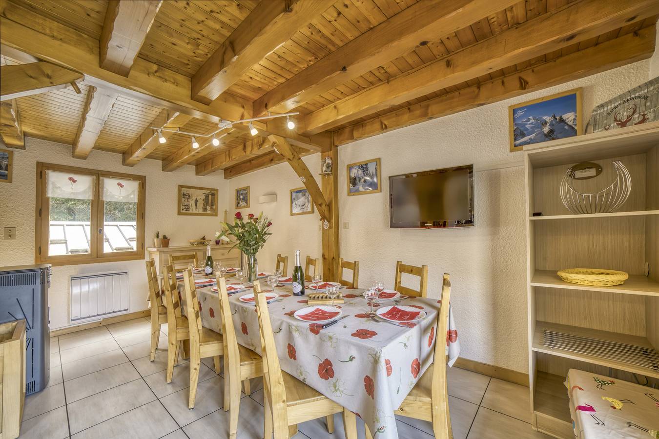 Chalet "Le Ptit Grenier" avec vue sur la montagne, terrasse privée et Wi-Fi in Les Carroz, Arâches-la-Frasse