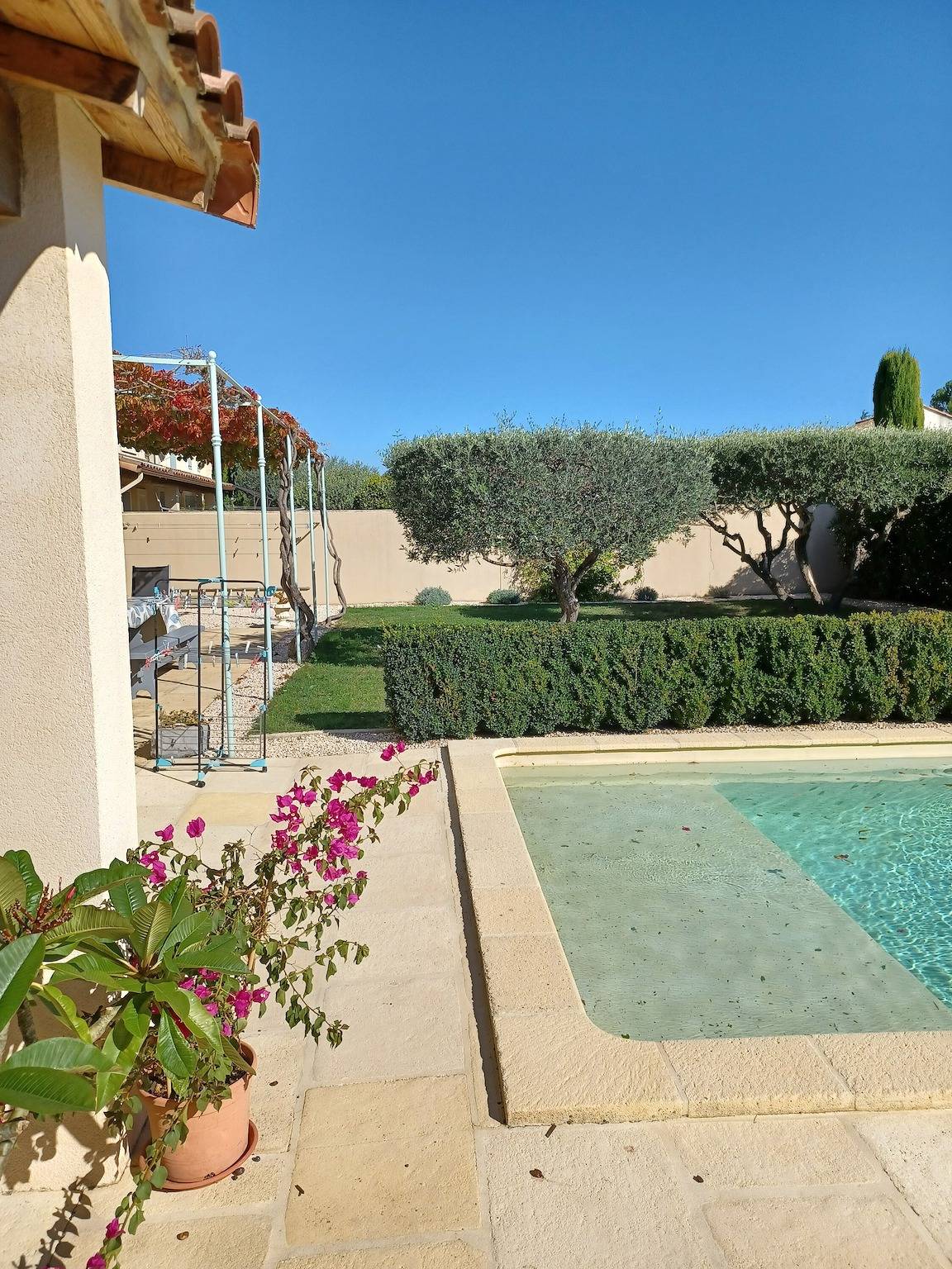 Chambre d’hôtes « Dans un joli village provençal » avec Wi-Fi in Saint-Hilaire-d'Ozilhan, Région de Nîmes