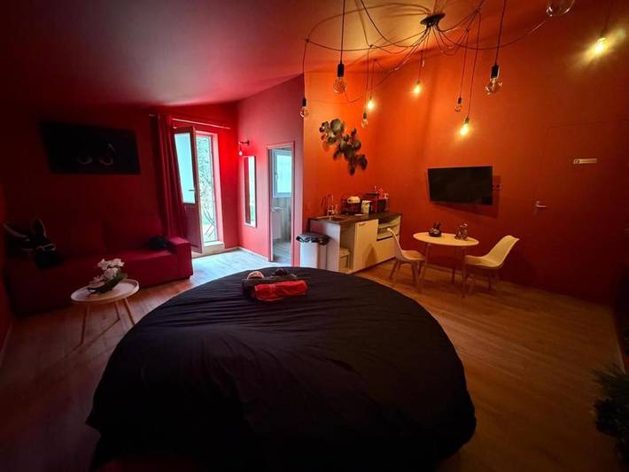 Gîte pour 2 personnes, avec jacuzzi ainsi que terrasse et sauna à L'Escarène