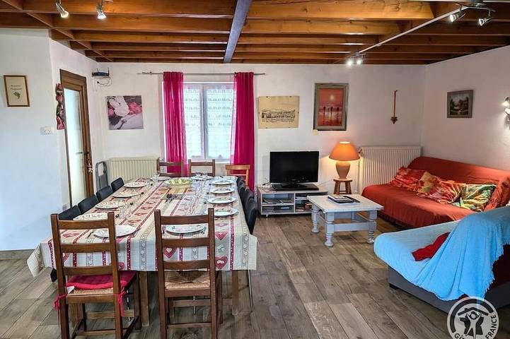 Location de vacances pour 13 personnes, avec jardin à Saint-Germain-Nuelles