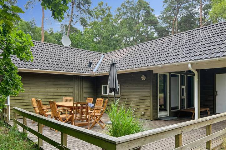 Ferieudlejning for 8 personer, med sauna og jacuzzi samt terrasse, husdyr tilladt i Dueodde