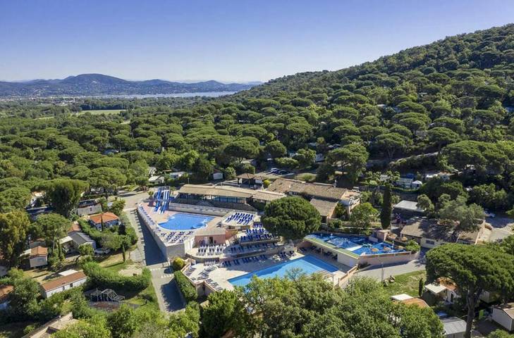 Camping pour 11 personnes, avec terrasse et piscine
