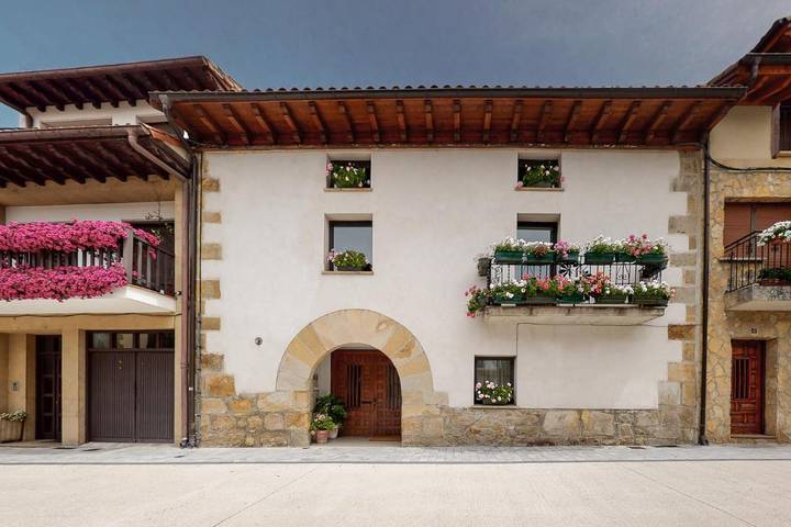 Casa rural para 10 personas, con jardín además de vistas y piscina, Se admiten mascotas en Navarra - 3