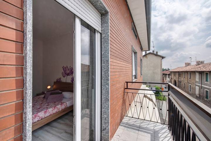 Appartamento intero, Camera 'Rosa' con terrazza condivisa, balcone e Wi-Fi in Alzate Brianza, Brianza