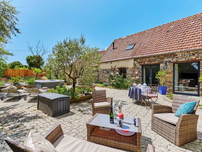 Location de vacances pour 4 personnes, avec Jacuzzi ainsi que Terrasse et Jardin à Surville