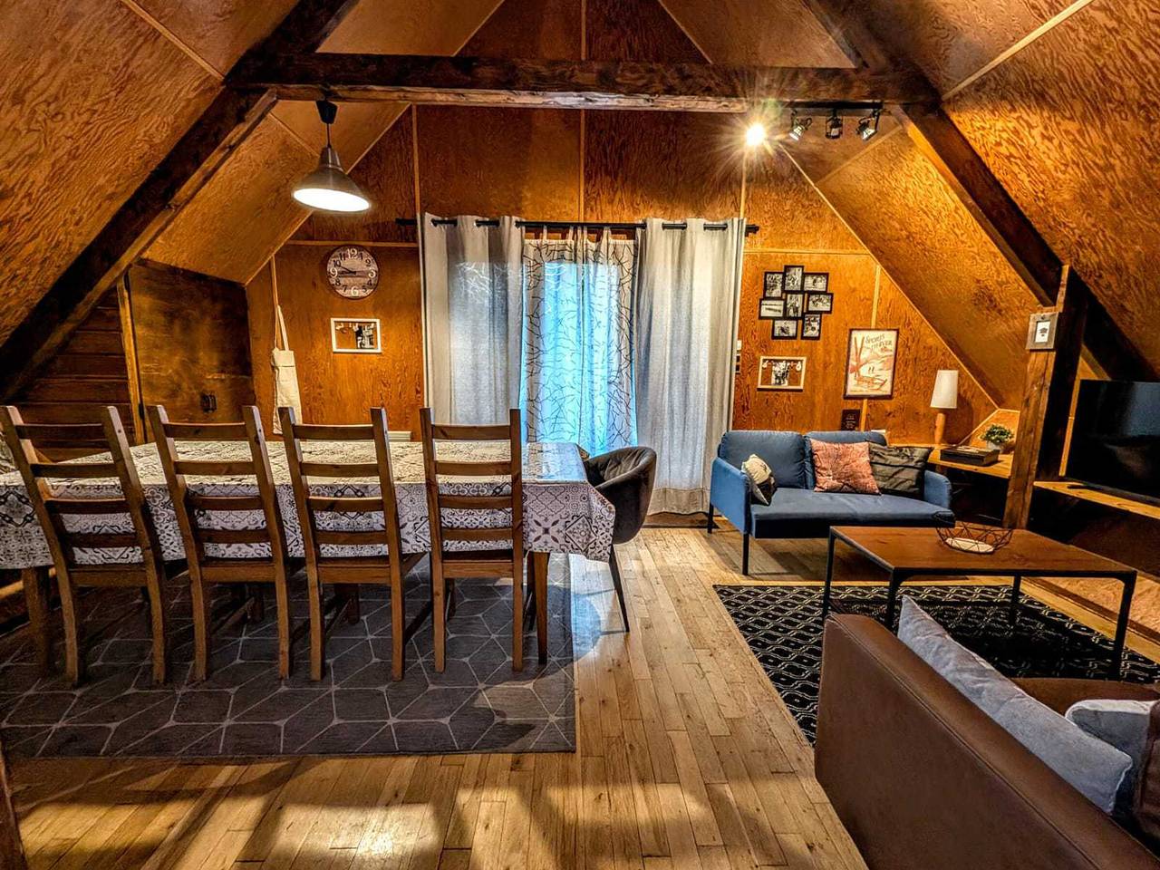 Ski-In/Ski-Out Chalet for 10 with Parking and Terrace, 50m to Lift in La Toussuire, Fontcouverte-la-Toussuire