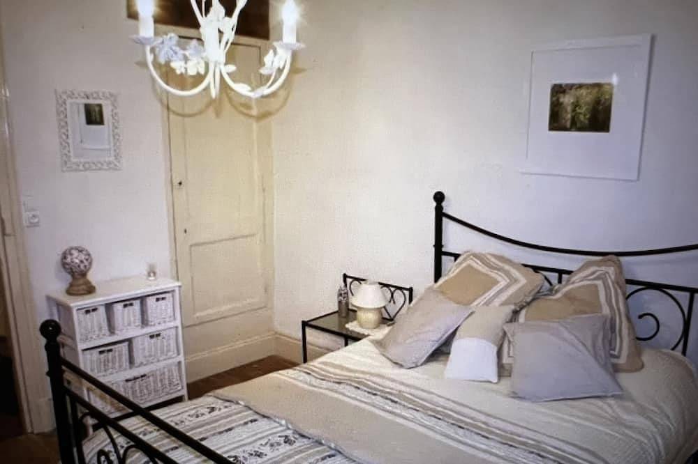 Spacious, light & airy, Romantic village home set off Monflanquin Village Square in Monflanquin, Región de Villeneuve-sur-Lot