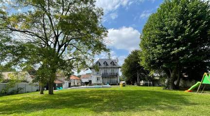 Gîte pour 14 personnes, avec vue et piscine ainsi que jardin et bassin pour enfant, adapté aux familles à Crouy-sur-Ourcq