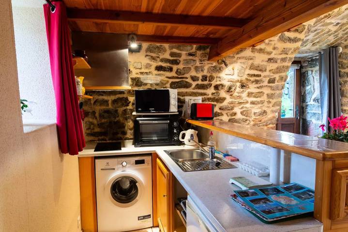 Gîte pour 3 personnes, avec piscine et jardin à Les Bondons - 4