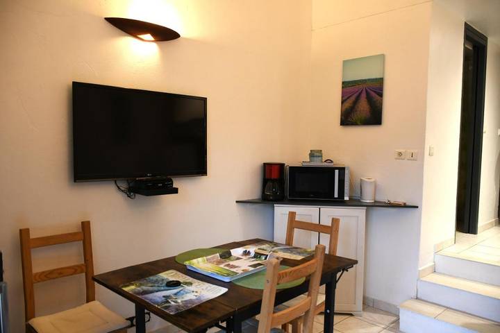 Gîte pour 4 personnes, avec vue et jardin à Lioux - 3