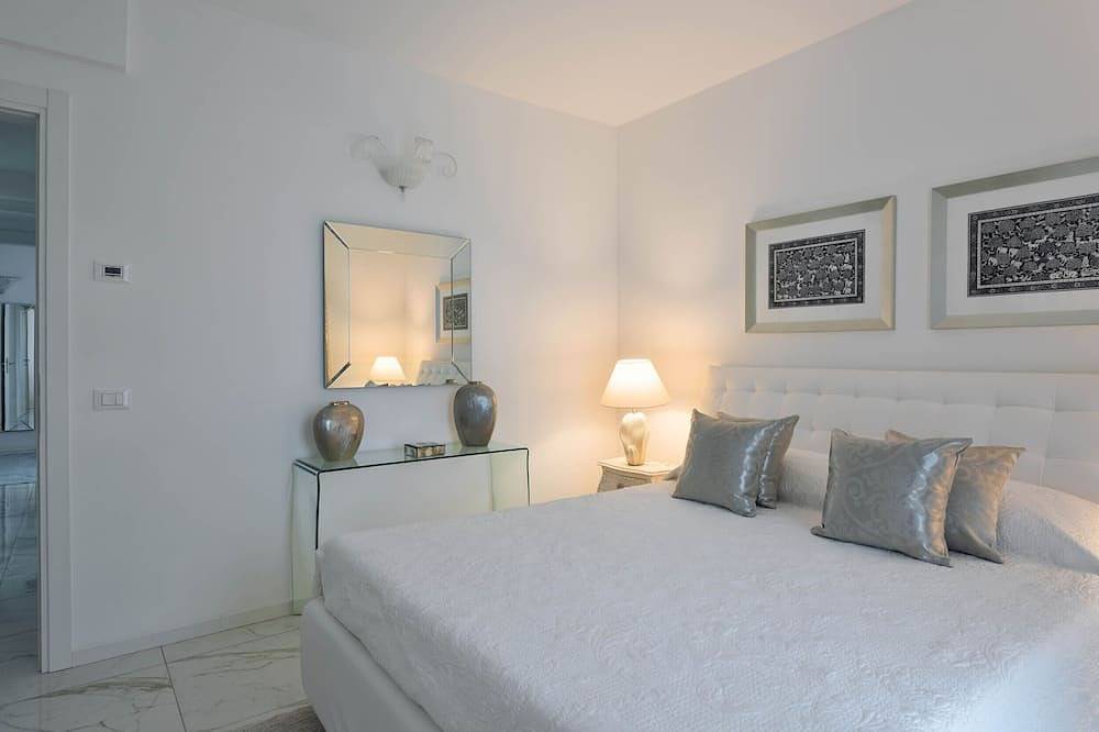 Appartement entier, White Villa Luxury - Flamingo Boutique Appartement avec vue sur le lac 70 m² - 2ème étage in Lonato del Garda, Montagnes autour du lac de Garde