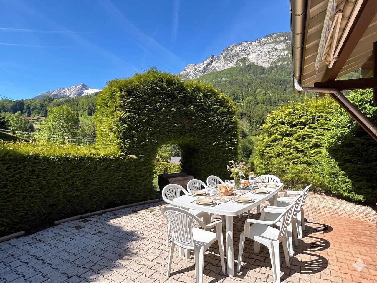 Entire apartment, Apartment “La Padouck” with Mountain View, Private Terrace, and Wi-Fi in Thônes, Annecy region