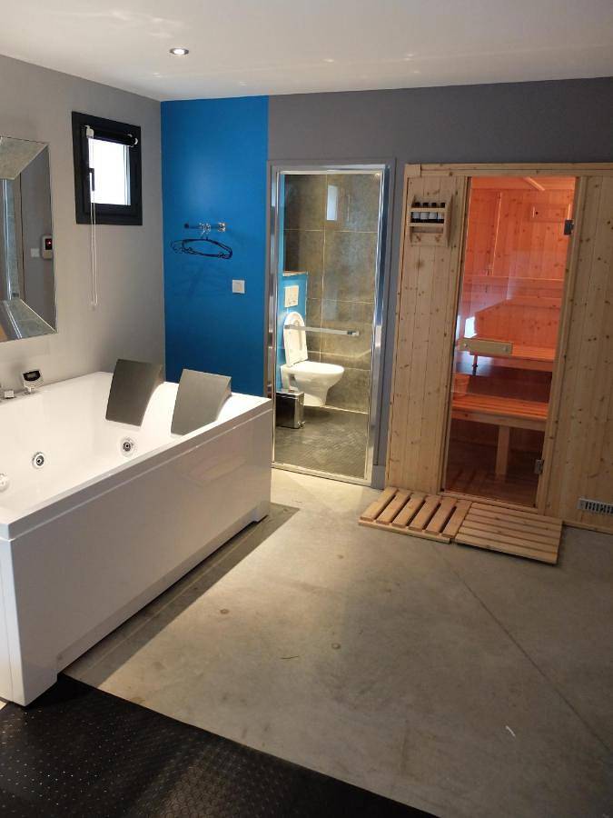 Chambre d’hôte pour 2 personnes, avec jacuzzi et piscine ainsi que terrasse et sauna