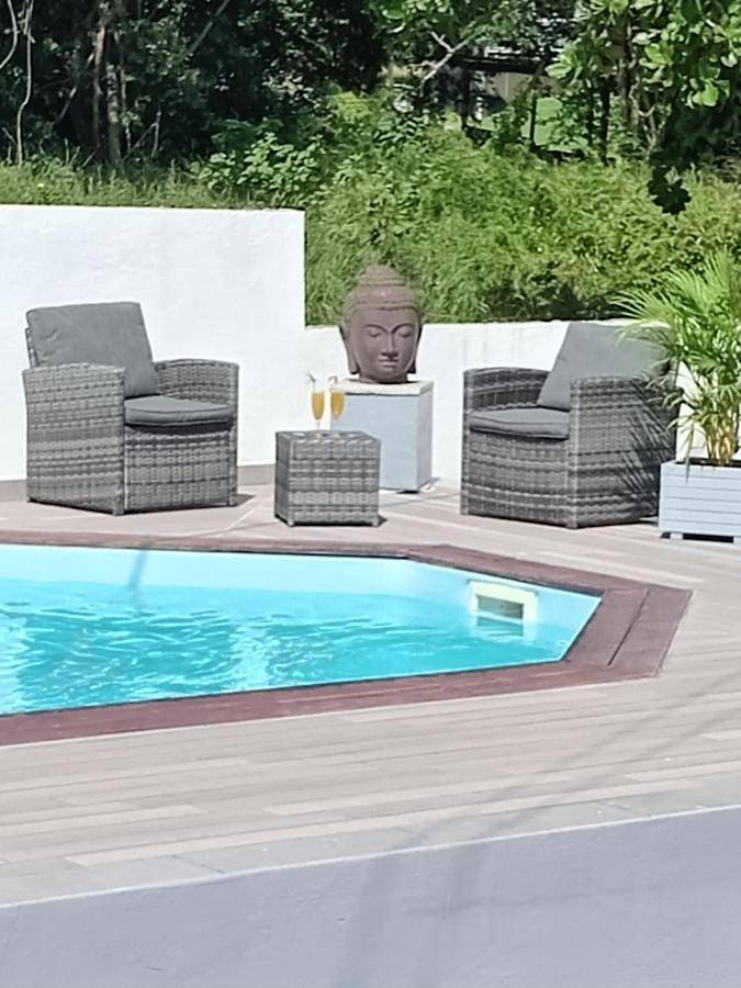 Chambre d’hôte pour 2 personnes, avec terrasse ainsi que vue et piscine