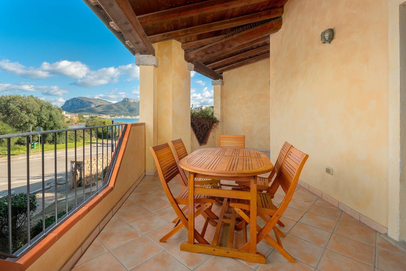Entire apartment, Apartment 'Orizzonti 31' with Sea View, Private Terrace and Air Conditioning in Baia Caddinas, Golfo Aranci