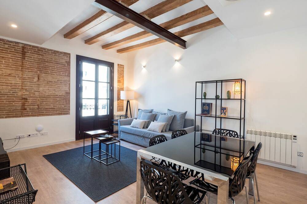 Entire apartment, Bebarceloner Pelayo Apartments - 3 bedrooms, 2 bathrooms in Barcelona Centre, Barcelona