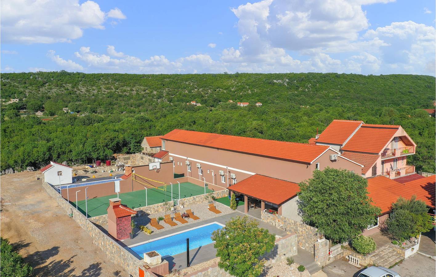 Geräumige 2-Zimmer-Wohnung mit Pool, WLAN und Parkplatz in Dalmatinisches Zagora