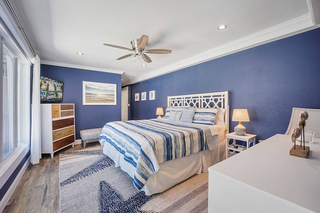 Waterfront Oasis w/ Pool, Tiki Lounge, Dock & Bbq in Marathon, Monroe County