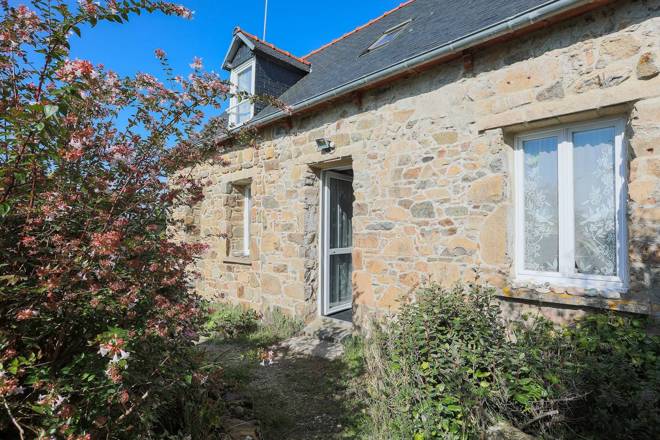 Maison de pecheur en pierres bord de mer 300 m in Pleubian, Rosa Granitküste