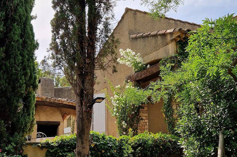 Maison de famille avec piscine aux portes des Alpilles in Saint-Martin-de-Crau, Côte méditerranéenne (France)