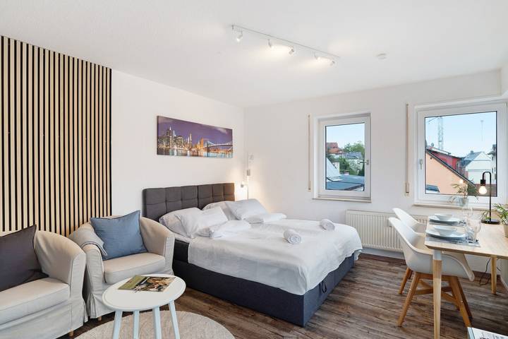 Geheel appartement, Vakantie Appartement 'Hübsche Wohnung' met Balkon & Wifi in Pforzheim, Noordelijk Zwarte Woud