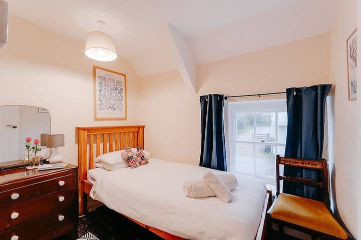 Cosy cottage - 10 minute walk to West Angle Bay in Pembrokeshire