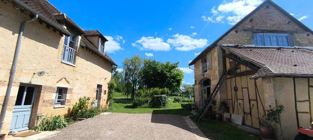 Location de vacances pour 4 personnes, avec vue et jardin, adapté aux familles à Dampierre-sous-Bouhy