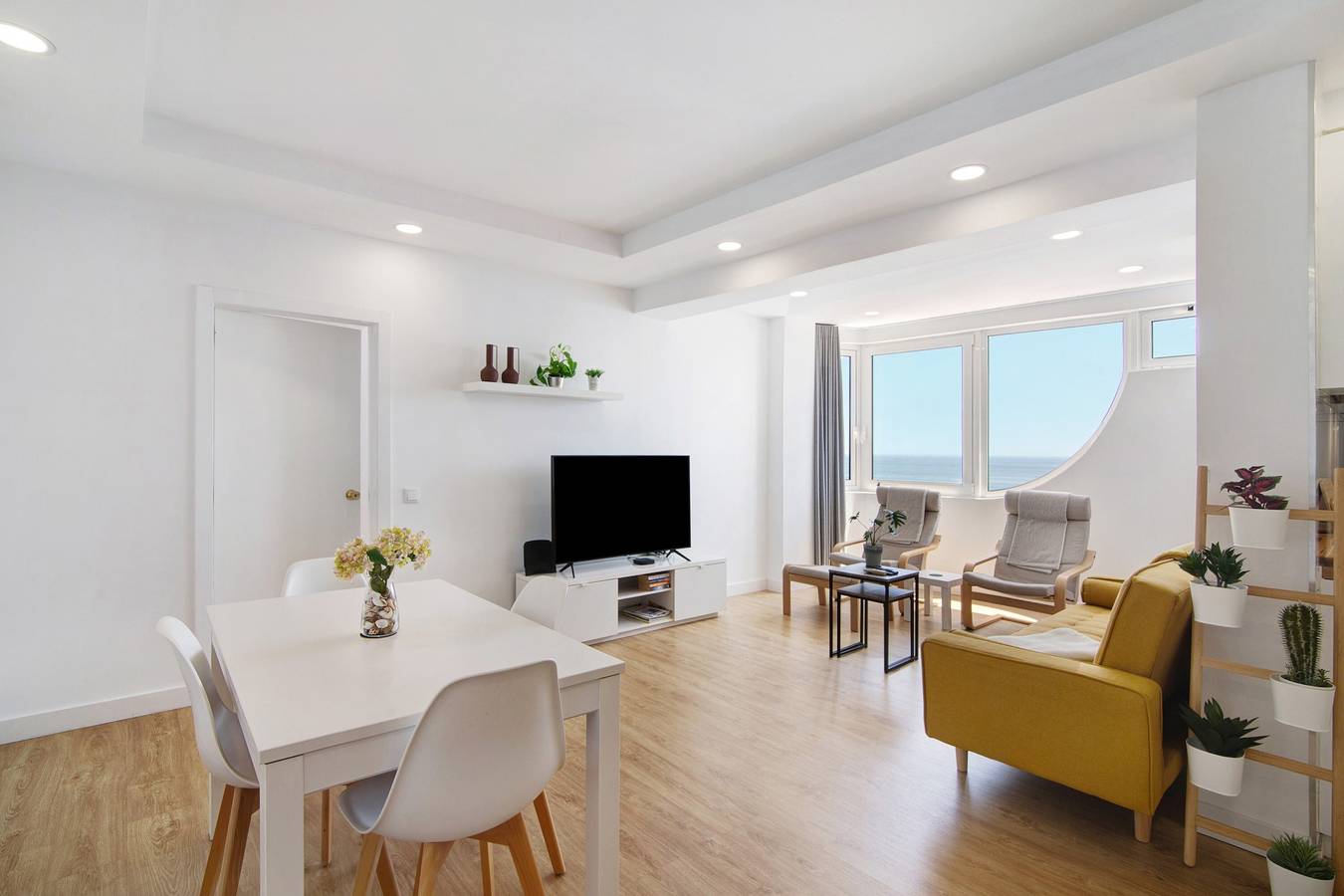 Appartamento intero, Appartamento di vacanza 'Moderno E Renovado T2' con vista mare, balcone e Wi-Fi in Cavacos, Quarteira