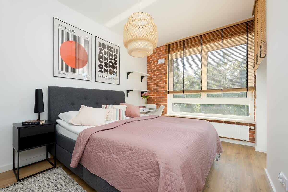 Ganze Wohnung, Stylish Apartment with Balcony | Parking and Workspace in Bielany, Warschau