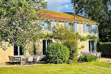 Gîte pour 8 personnes, avec piscine à Teuillac